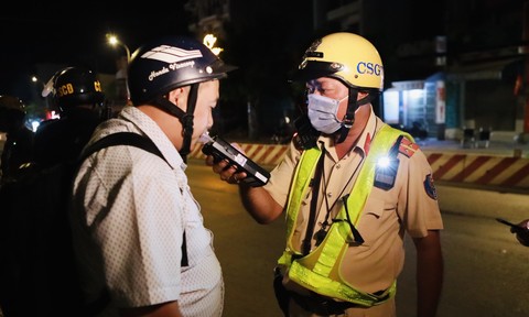 Ma men bị phạt nồng độ cồn: Người nói không biết chữ, người bỏ chạy la cướp cướp... - Ảnh 3.