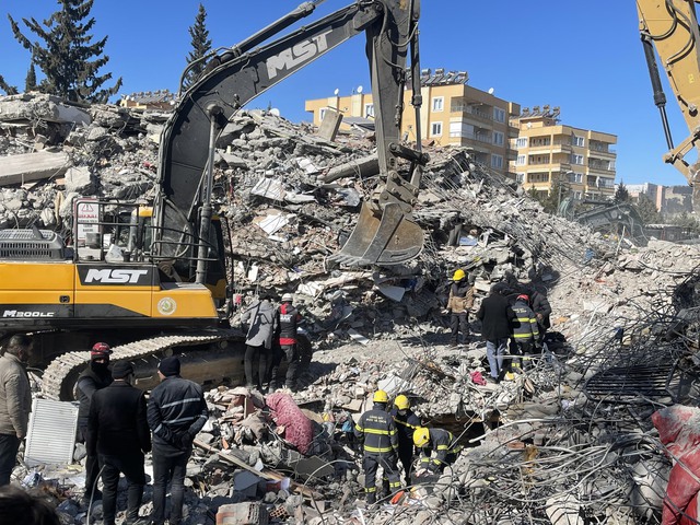 Sứ giả nh&acirc;n đạo Việt Nam tới hiện trường mới, chạy đua với thời gian t&igrave;m cứu người c&ograve;n sống - Ảnh 3.