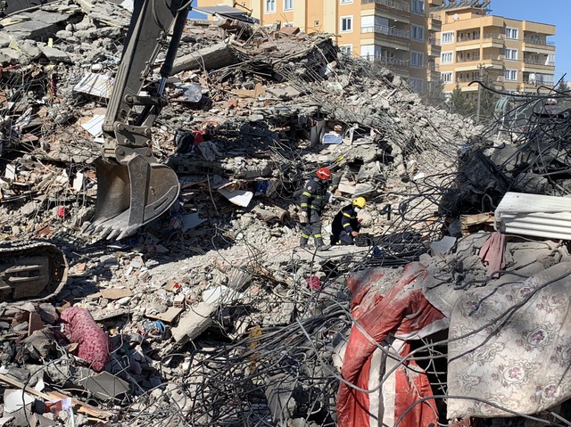 Sứ giả nh&acirc;n đạo Việt Nam tới hiện trường mới, chạy đua với thời gian t&igrave;m cứu người c&ograve;n sống - Ảnh 2.