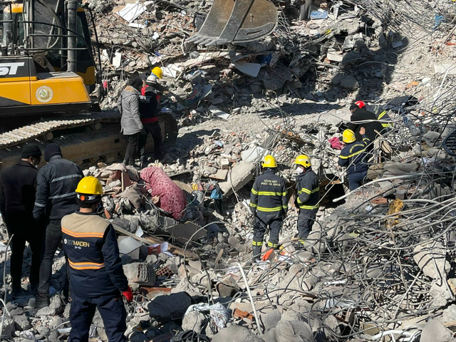 Sứ giả nh&acirc;n đạo Việt Nam tới hiện trường mới, chạy đua với thời gian t&igrave;m cứu người c&ograve;n sống - Ảnh 4.