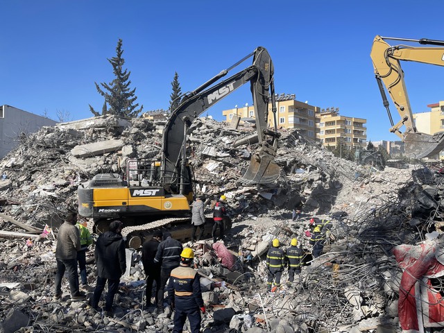 Sứ giả nh&acirc;n đạo Việt Nam tới hiện trường mới, chạy đua với thời gian t&igrave;m cứu người c&ograve;n sống - Ảnh 5.