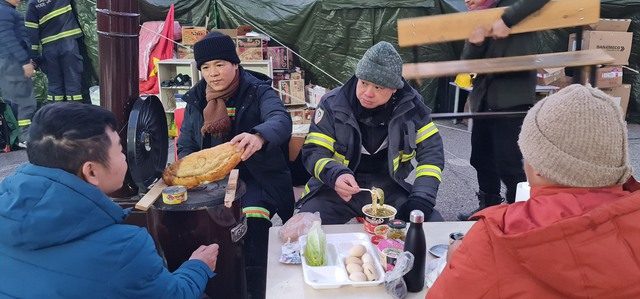 Bữa cơm ngon nhất v&agrave; m&oacute;n qu&agrave; đặc biệt m&agrave; c&aacute;c Sứ giả nh&acirc;n đạo Việt Nam nhận được trước khi v&agrave;o trận mới - Ảnh 18.