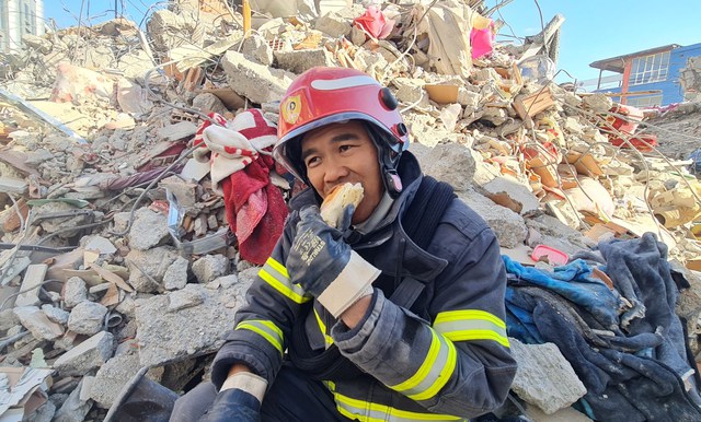 Bữa cơm ngon nhất v&agrave; m&oacute;n qu&agrave; đặc biệt m&agrave; c&aacute;c Sứ giả nh&acirc;n đạo Việt Nam nhận được trước khi v&agrave;o trận mới - Ảnh 19.