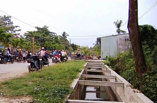 Cống thủy lợi không nắp đậy bẫy người đi đường - Ảnh 4. Cống thủy lợi không nắp đậy bẫy người đi đường - Ảnh 4.
