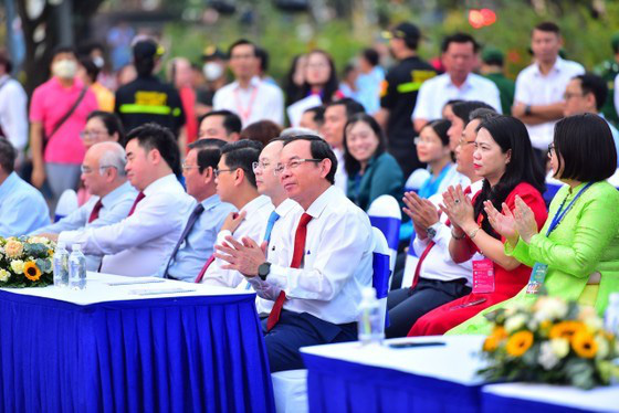 
Leaders of HCMC attend the opening ceremony of the 2023 Book Street Festival. (Photo: SGGP)
