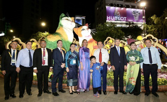 
Secretary of the HCMC Party Committee Nguyen Van Nen (4th, R) and representatives of Consulates General in HCMC attend the event. (Photo: SGGP)
