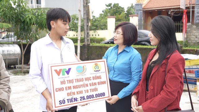 “Viết tiếp ước mơ” mang tương lai đến cho những học sinh nghèo hiếu học - Ảnh 2.