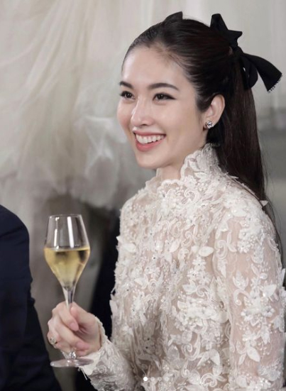 Nữ diễn vi&ecirc;n chuyển giới đẹp nhất Th&aacute;i Lan đ&iacute;nh h&ocirc;n với doanh nh&acirc;n gi&agrave;u c&oacute; - Ảnh 1.