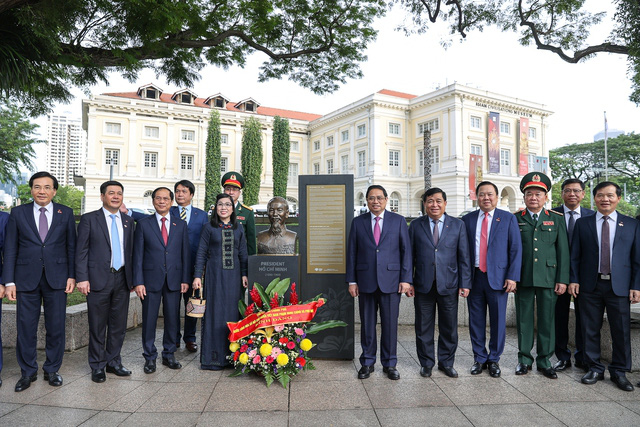 Thủ tướng dâng hoa tại tượng đài Chủ tịch Hồ Chí Minh ở Bảo tàng Văn minh châu Á - Ảnh 1.