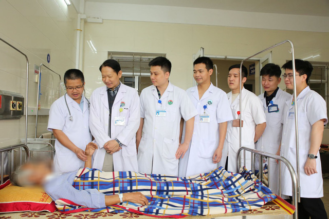 Cứu sống bệnh nh&acirc;n bị c&acirc;y sắt d&agrave;i 30cm đ&acirc;m thấu cổ - Ảnh 2.