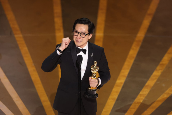 Khoảnh khắc ý nghĩa nhất của Quan Kế Huy tại Oscar 2023: Đó là khi tên khai sinh được xướng lên - Ảnh 2.