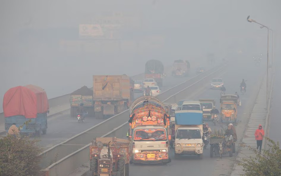 Khói bụi khiến trường học ở Pakistan phải thay đổi giờ học - Ảnh 2.