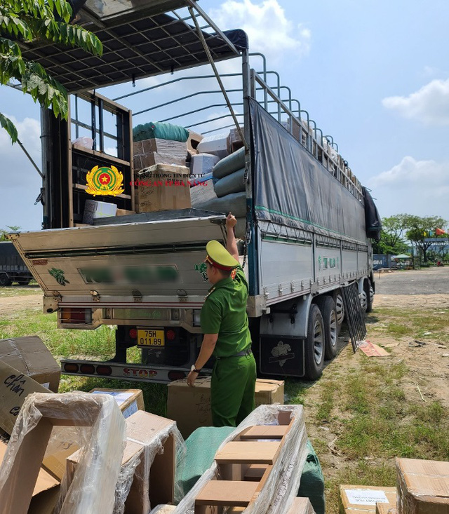 Phát hiện hàng trăm sản phẩm do nước ngoài sản xuất không hóa đơn, chứng từ - Ảnh 1.