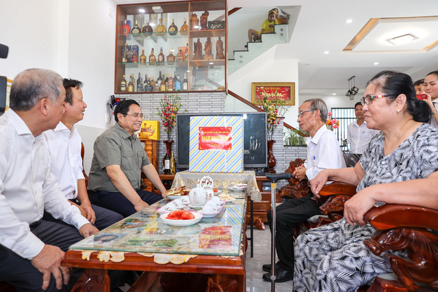 Thủ tướng kiểm tra tiến độ cầu vượt cửa biển Thuận An; thăm Bảo tàng Cổ vật cung đình Huế - Ảnh 6.