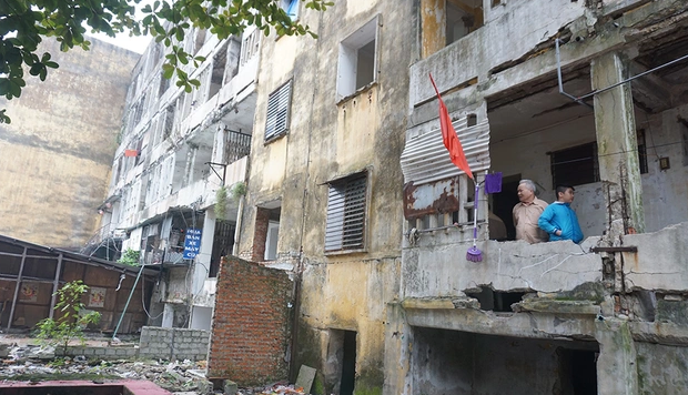 Nhiều hộ dân chưa di dời khỏi chung cư nguy hiểm cấp D - Ảnh 1.