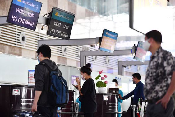 Vé máy bay Tết tăng cao, nhiều chặng cháy vé - Ảnh 1.
