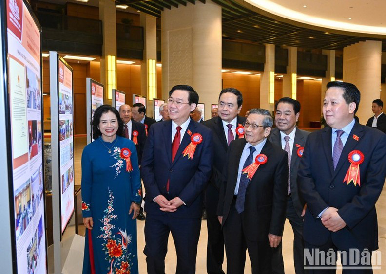 
NA Chairman Vuong Dinh Hue visits a display of photos on the peoples aspiration work (Photo: VNA)
