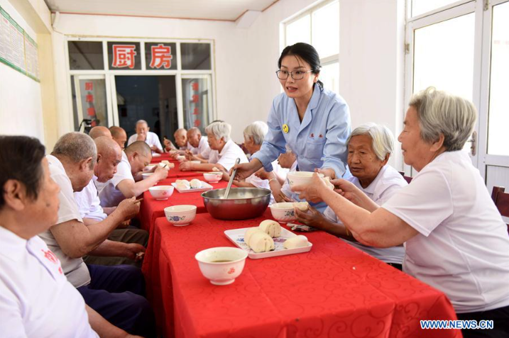 Cơ hội vàng để Việt Nam phát triển nền kinh tế tóc bạc - Ảnh 2.