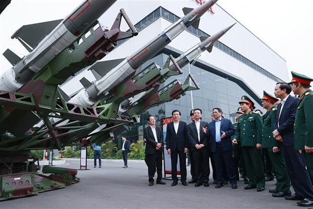 
PM Pham Minh Chinh and officials visit the Military Industry and Telecoms Group (Viettel) on March 4. (Photo: VNA)
