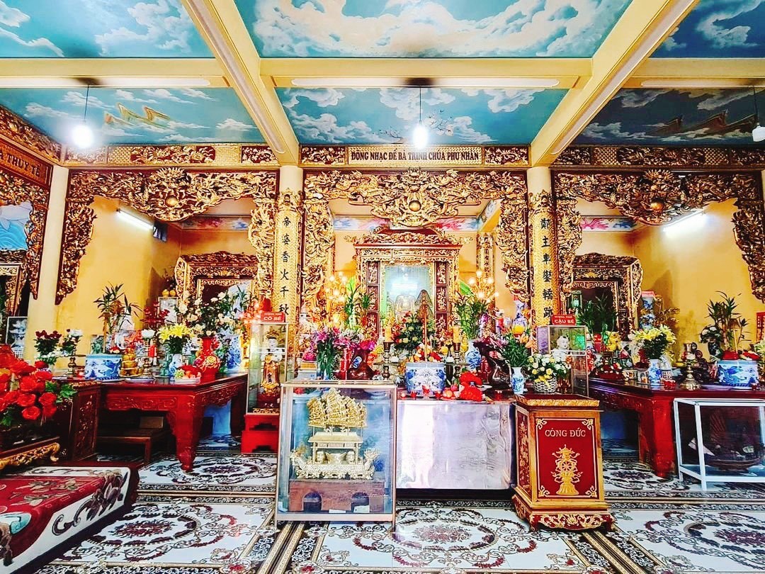 Den-Ba-De---Tim-ve-chon-linh-thieng-va-huyen-bi-3