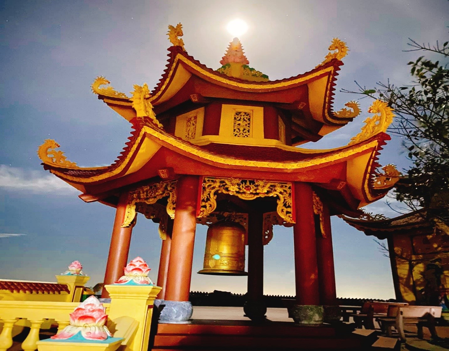 Den-Ba-De---Tim-ve-chon-linh-thieng-va-huyen-bi-4