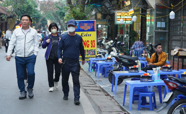 Gian nan “cuộc chiến” vỉa hè - Ảnh 1.