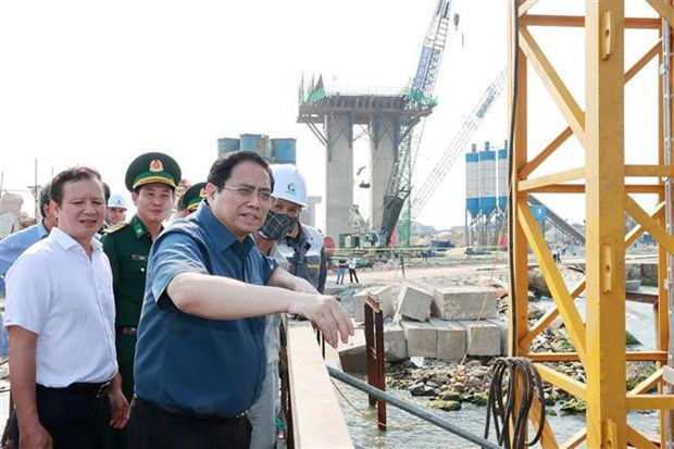 
PM Chinh inspects the project to build a bridge crossing Thuan An estuary. (Photo: VNA)
