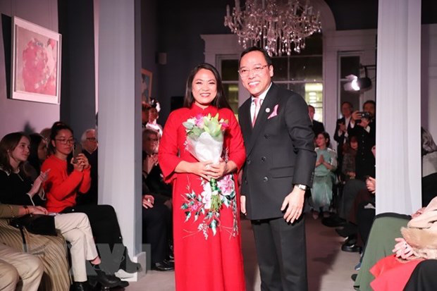 
Vietnamese Ambassador to the UK Nguyen Hoang Long (R) and designer Lan Huong at the event. (Photo: VNA)
