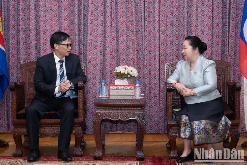 
Chargé dAffaires Le Dac Quan (L) and Lao Ambassador to Russia Vilavanh Yiapoher (Photo: NDO)
