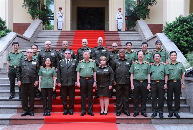 
Front row, from left: Vietnamese Minister of Public Security Gen. To Lam (4th) and Cuban Minister of the Interior Lázaro Alberto Álvarez Casas (3rd) in a group photo.
