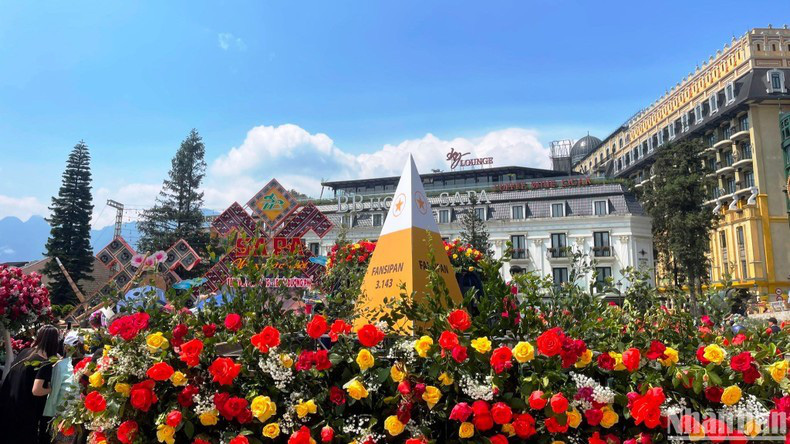 The roses around the symbol of Fansipan Peak are a favourite check-in point for tourists. (Photo: Quoc Hong)