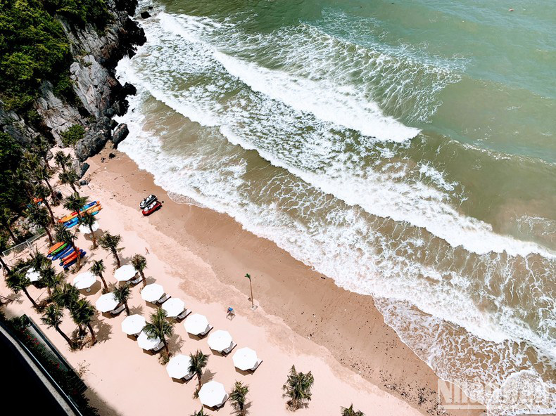 
Cat Ba’s beaches (in Hai Phong) always attract domestic and foreign tourists.
