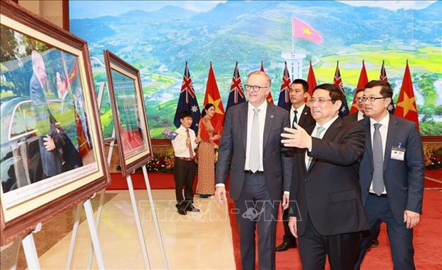 
The two PMs at a photo display on Vietnam, Australia and bilateral cooperation held by the State-run Vietnam News Agency in coordination with the Government Office on June 4. (Photo: VNA)
