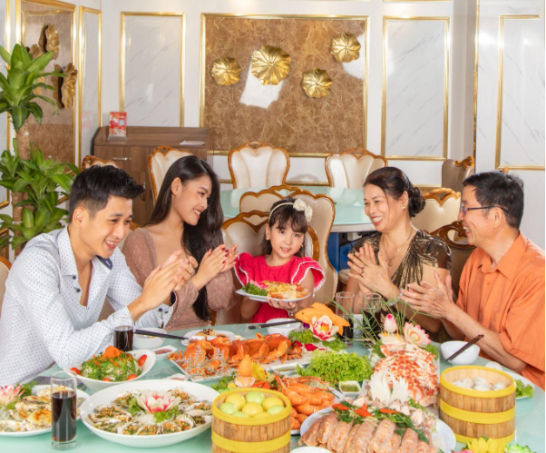 Buffet hải sản Cửu Vân Long và hành trình Nam tiến - Ảnh 2.