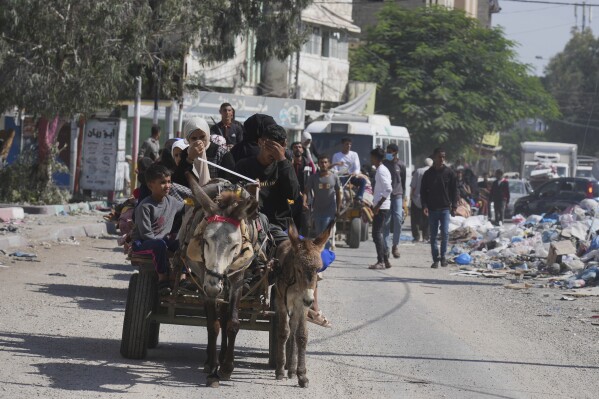 Xung đột Israel - Hamas: Hàng trăm con tin bị giam giữ, quốc tế nỗ lực hạ nhiệt căng thẳng - Ảnh 2.