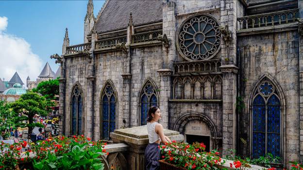 Ngẩn ngơ với căn phòng có ban công đầy hoa như ở châu Âu trên đỉnh Bà Nà - Ảnh 2. Ngẩn ngơ với căn phòng có ban công đầy hoa như ở châu Âu trên đỉnh Bà Nà - Ảnh 2.