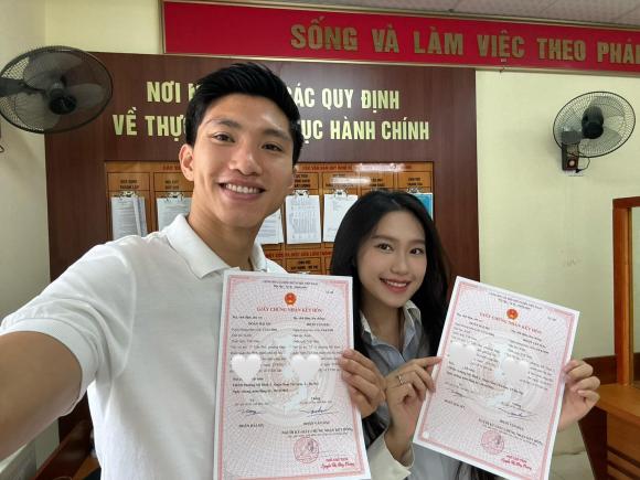 Đoàn Văn Hậu và bạn gái đăng ký kết hôn, mẹ bỉm Minh Hằng tiết lộ bị tiền đình  - Ảnh 1.
