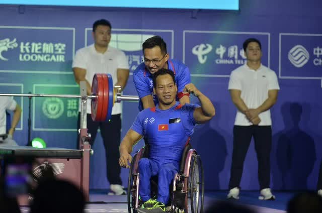 Dù chấn thương vai, Lê Văn Công vẫn giành HCĐ Asian Para Games 4 - Ảnh 1.