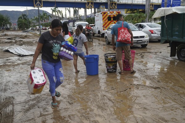 Bão Otis gây lũ lụt lớn, lở đất nghiêm trọng ở vùng Acapulco của Mexico - Ảnh 2.