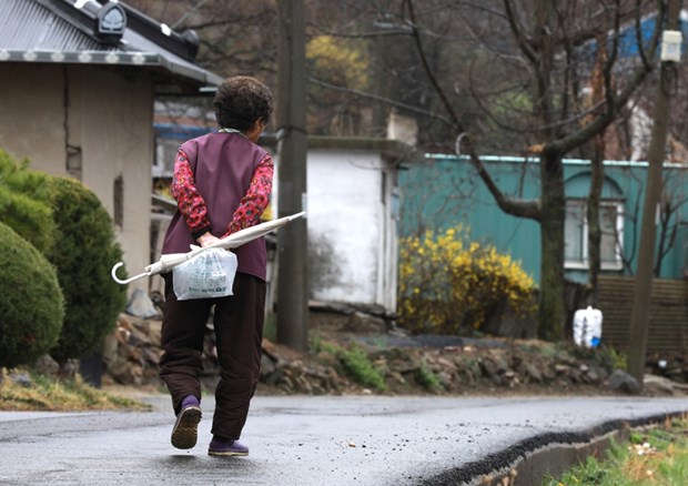 Người cao tuổi H&agrave;n Quốc ngủ &iacute;t nhất v&agrave; đi bộ nhiều nhất thế giới - Ảnh 1.