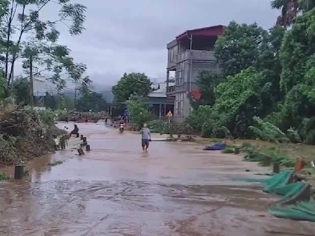 Tạm dừng chạy tàu tuyến Hà Nội - Lào Cai vì lở đất - Ảnh 1.