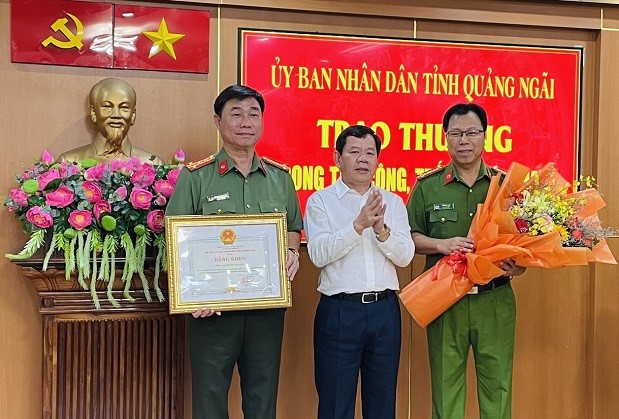 Khen thưởng công an Quảng Ngãi bắt 2 đối tượng nổ súng bắn 2 nữ công nhân môi trường - Ảnh 1.