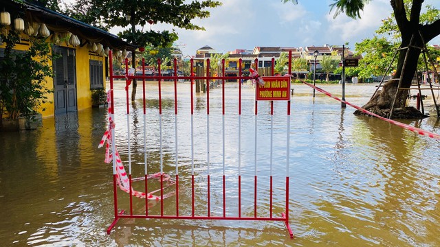 Lũ lớn gây ngập sâu nhiều nơi ở phố cổ Hội An - Ảnh 3.