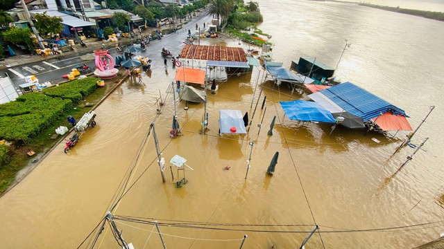 Lũ lớn gây ngập sâu nhiều nơi ở phố cổ Hội An - Ảnh 5.