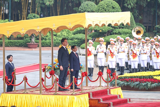 Thủ tướng Phạm Minh Chính chủ trì lễ đón chính thức Thủ tướng Hà Lan Mark Rutte - Ảnh 1.