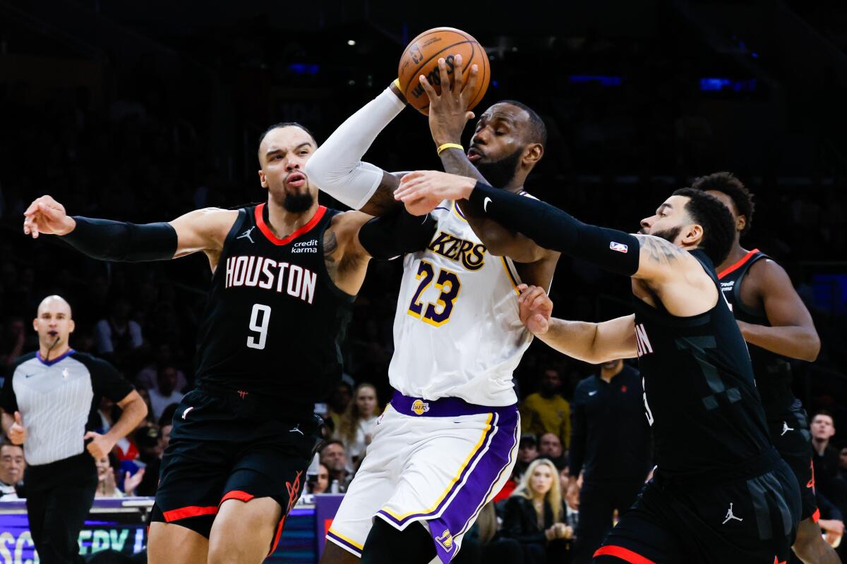 LeBron James tỏa sáng trong chiến thắng của Los Angeles Lakers