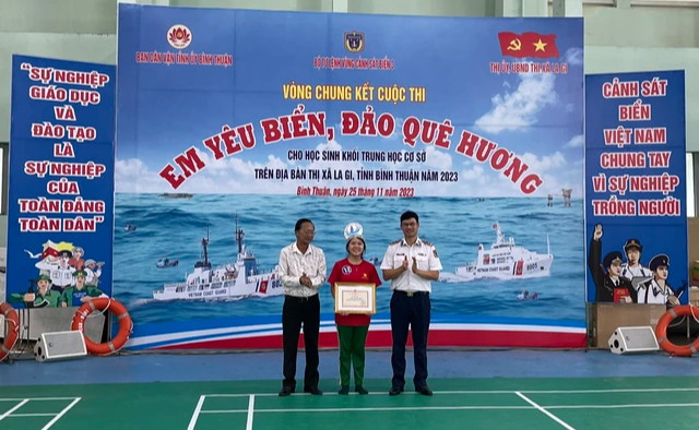 Bình Thuận: Cảnh sát biển đồng hành với ngư dân đến thị xã La Gi - Ảnh 3.