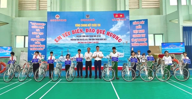 Bình Thuận: Cảnh sát biển đồng hành với ngư dân đến thị xã La Gi - Ảnh 4.