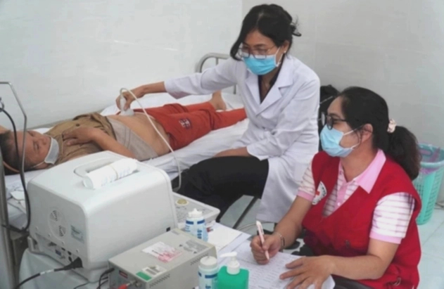 Bình Thuận: Cảnh sát biển đồng hành với ngư dân đến thị xã La Gi - Ảnh 2.