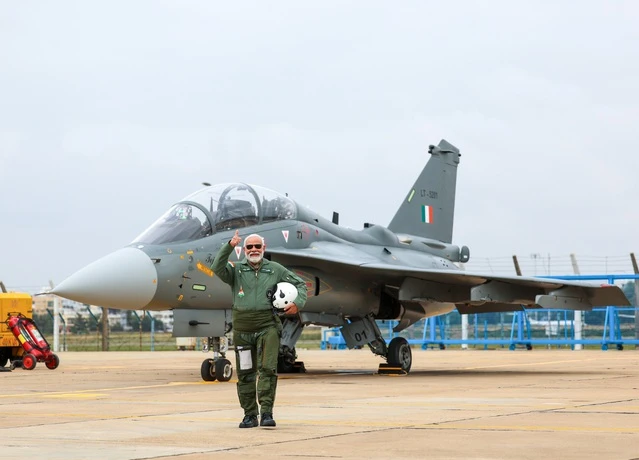 Thủ tướng Ấn Độ lái máy bay chiến đấu nội địa - Ảnh 1.